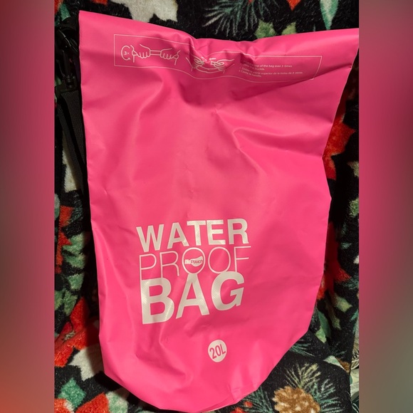 NEW! NuPouch Heavy Duty Vinyl 20Liter Pink Waterproof Bag Gym Kayaking Boating, - Picture 2 of 9